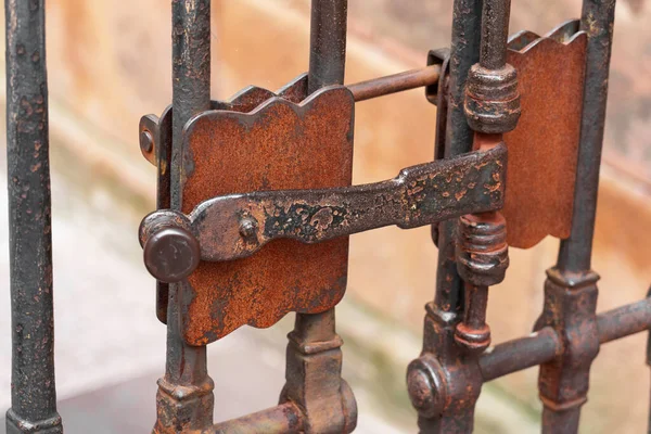 Ancient Metal Rusty Wrought Handle Deadbolt Latch Closed Door Lattice — Stockfoto
