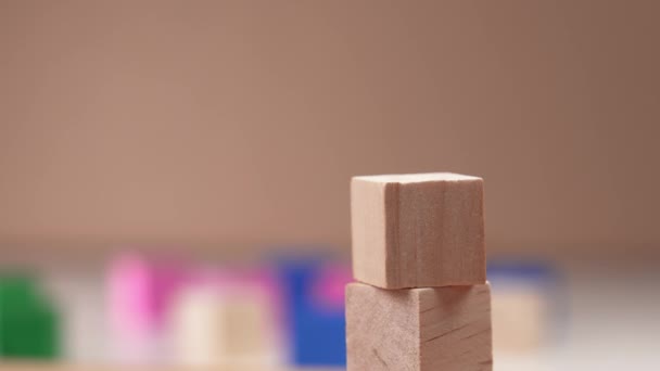 Створення Блочної Іграшкової Вежі Дерев Яними Кубиками Рука Встановлює Верхню — стокове відео