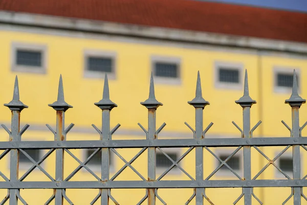 Metal Fence Spikes Old Historical Prison Building Barred Windows Yellow — Foto de Stock