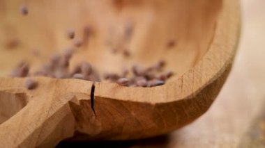 Kahverengi organik tarım mercimek tohumları ağır çekimde kırsal ahşap bir kaseye düşüyor. Tarım tahıl mahsulü