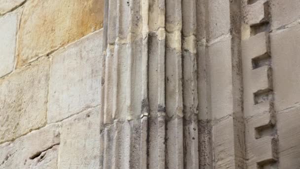 特写古建筑石墙上一座古建筑柱的雕琢质感 — 图库视频影像