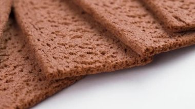 Beyaz arka planda gözenekli gözenekli çikolatalı gevrek. Makro. Döndürme