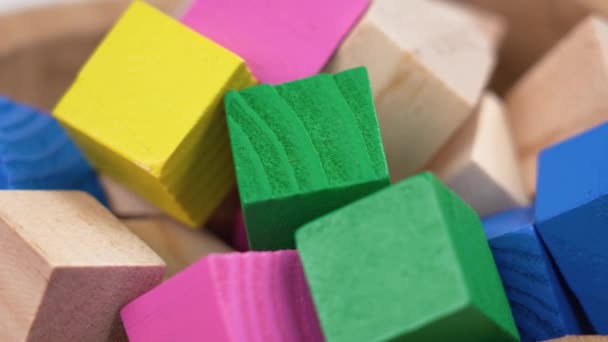 Çok Renkli Tahta Bloklardan Oluşan Bir Oyun Yığını Yaklaşıyor Döndürme — Stok video