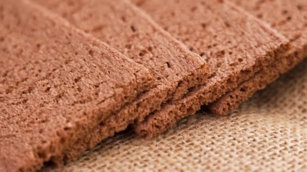 Chrupki Chleb Kakao Nasionami Lnu Rustykalnym Teksturowanym Zaroślach Zbliżeniu Obrót — Wideo stockowe
