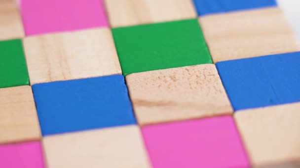 Bunte Spielzeugwürfel Aus Holz Reihenweise Aufeinandergestapelt Bunte Spielblöcke Geometrisches Muster — Stockvideo