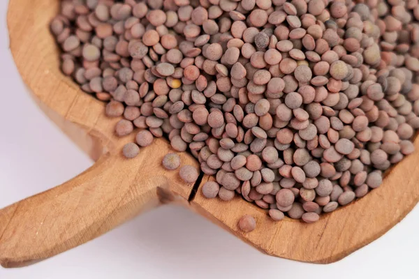 褐色干扁豆在一个雕刻的乡村木制破碎盘 印度未煮熟的豆 — 图库照片