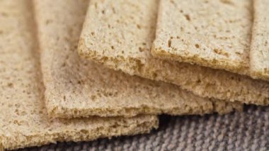 Kırsal bir çuval bezi üzerinde karabuğday gevreği. Makro. Döndürme