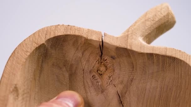 Drewniana Faktura Rzeźbionej Miski Pęknięciami Teksturowaną Drewnianą Powierzchnią Złamane Naczynie — Wideo stockowe