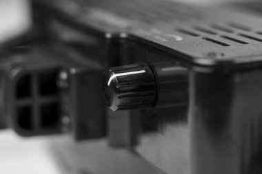 Çevirme düğmesi yakın ayarlı siyah elektrikli cihaz