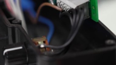 Tamir ve bakımdan sonra elektrikli bir cihaza dijital bir kart takmak. Makro çekim