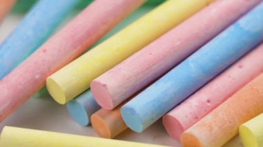 Çok renkli pastel tebeşir seti. Okul ve kreş öncesi çizimler için renkli bir koleksiyon. Döndürme. Makro.