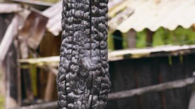 Yanan bir evin yanmış kütüğü. Kömür dokusu kapanıyor. Kaza konsepti