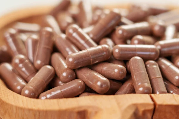 Vitamine Voedingssupplement Capsules Een Houten Rustieke Container Dieetpillen Sluiten Alternatief — Stockfoto