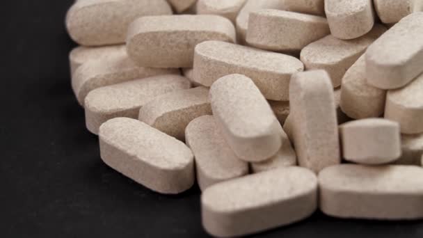 Tabletas Vitamina Cerca Montón Píldoras Farmacéuticas Beige Sobre Fondo Papel — Vídeos de Stock