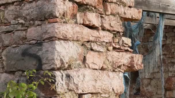 Ruinas Edificio Histórico Destruido Abandonado Muralla Piedra Vieja Dañada Cerca — Vídeo de stock
