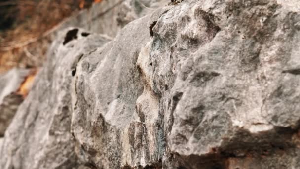 Raue Textur Des Alten Erodierten Berggesteins Mit Gealterter Grunge Oberfläche — Stockvideo