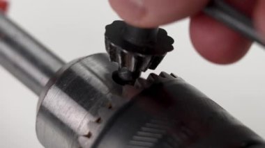 Matkabın matkabını değiştiriyorum. Elle vites mekanizmasının dönüşü. Bir araç aksesuarı kullanarak