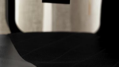 Karanlıkta şarj silueti. Karartma ve kapatma konsepti. Elektrik kesintisi ve elektrik tasarrufu fikri. Soyut görünüm.