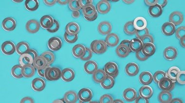 Metalik gümüş temizleyicili soyut dönen mavi arka plan. Üst Manzara. Geometrik şekil