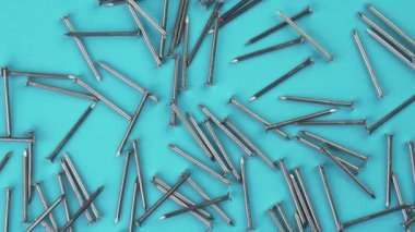 Mavi parlak arka planda metal çiviler var. Üst Manzara. Döndürme