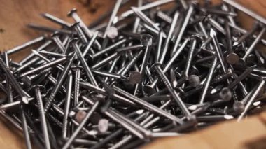 Tahta kaptaki metal çiviler. Marangoz endüstriyel enstrüman ve alet. Döndürme. Makro