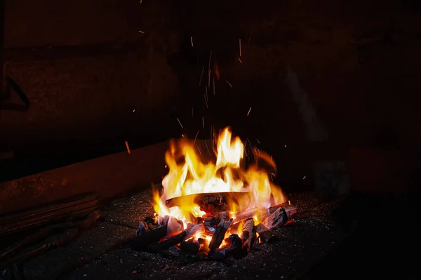 Schöne Farbe Brennendes Feuer Mit Flammenzungen Und Funken Auf Dunklem — Stockfoto