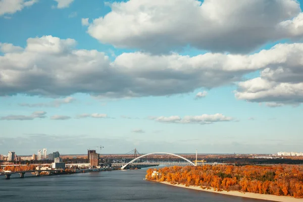 Πανοραμική θέα με θέα το ποτάμι και τη γέφυρα — Φωτογραφία Αρχείου