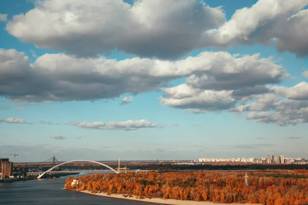 Vista Panorâmica Paisagem Urbana Com Vista Para Rio Para Ponte — Fotografia de Stock