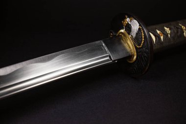Japon katana samuray kılıcı. Siyah bir arkaplanda deseni var.