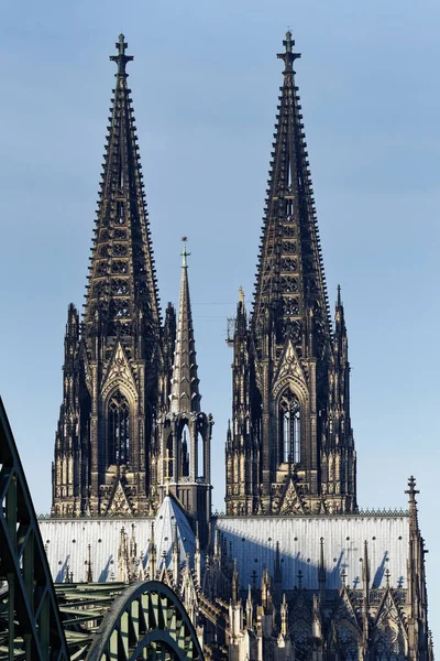 Дві Церковні Вежі Перехресна Вежа Кельнського Собору Проти Блакитного Неба — стокове фото