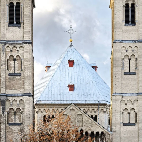 Vue Travers Les Tours Jumelles Jusqu Décagone Basilique Romane Saint — Photo