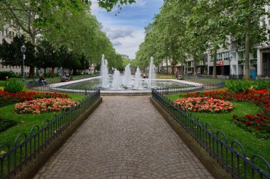 Köln, Almanya - 20 Haziran 2021: Kolonya şehir merkezinde çiçek yatakları ve fıskiyeleri olan güzel bir park