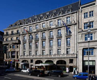 Köln, Almanya 07 Mart 2022: Excelsior Hotel Ernst Köln 'ün merkezinde 5 yıldızlı lüks bir otel