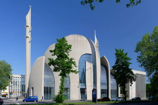 Köln, Almanya - 28 Nisan 2022: Ehrenfeld 'in kolonya bölgesindeki ditib merkez camii