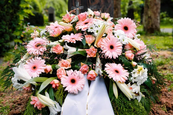 Flores Pastel Coloridas Uma Sepultura Depois Funeral — Fotografia de Stock