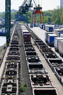Köln, Almanya - 3 Mayıs 2022: Köln limanındaki trenlere yüklenmeyi bekleyen tır römorkları