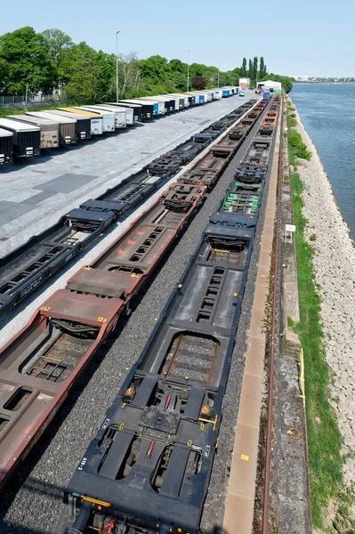 Köln, Almanya - 3 Mayıs 2022: Köln limanındaki trenlere yüklenmeyi bekleyen tır römorkları