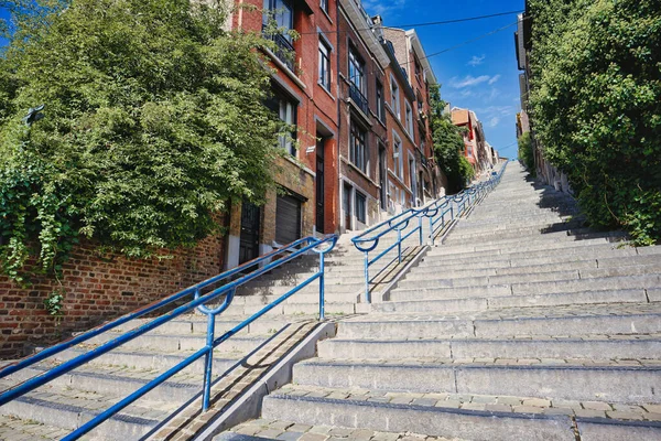 Montagne de Bueren. Belçika 'nın Liege şehrinde 374 basamaklı ünlü merdiven.
