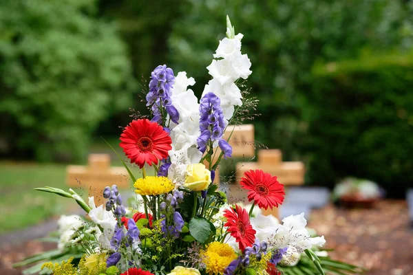 Flores Coloridas Como Arranjo Sepultura Após Funeral Frente Cruzes Madeira — Fotografia de Stock