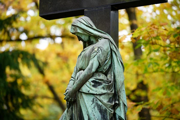 Sculpture Femme Deuil Devant Une Croix Dans Cimetière Automne — Photo