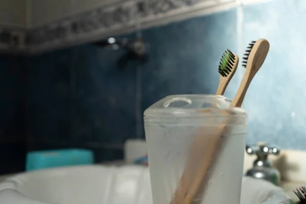 明るい青のバスルームに2本の竹の歯ブラシ — ストック写真