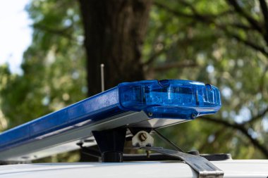 Polis arabasının ışıkları kapalı. Renk mavisi.