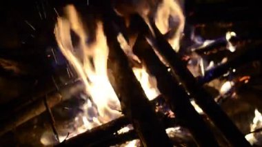 Karanlıkta yanan ateş, şömine görüntülerini kapat.