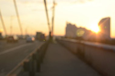 Gün batımında kopan köprü görüntüsü