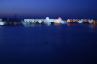 Gece sahnesinin aydınlatılmış görüntüsü ve yansıması nehirde.