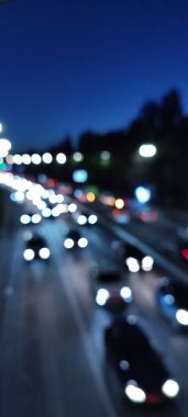Trafik ışıklarının gece odaklanmış görüntüsü, bokeh arkaplan