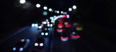 Trafik ışıklarının gece odaklanmış görüntüsü, bokeh arkaplan