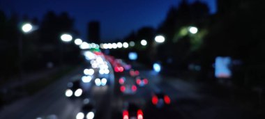 Trafik ışıklarının gece odaklanmış görüntüsü, bokeh arkaplan