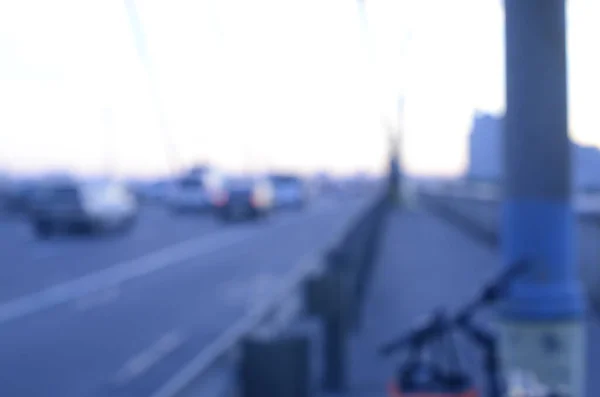 Fókuszálatlan Felvétel Közúti Forgalomban Közlekedő Személygépkocsikról Hídon — Stock Fotó