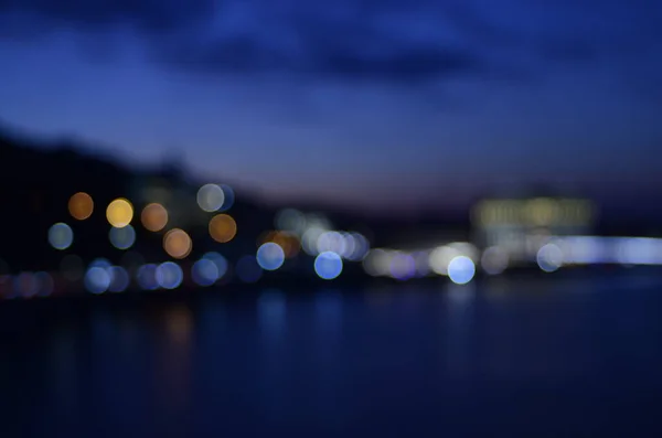 Gece Sahnesinin Aydınlatılmış Görüntüsü Yansıması Nehirde — Stok fotoğraf